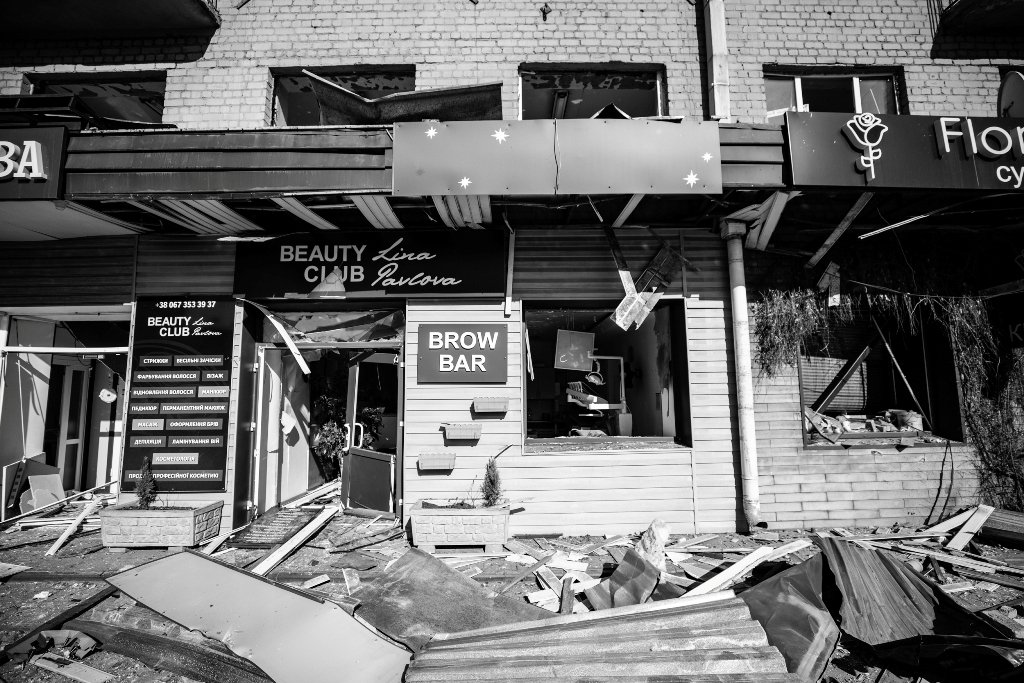 Разбитые витрины, вылетевшие окна, обваленные фасады: как выглядит Лукьяновка после обстрела 11