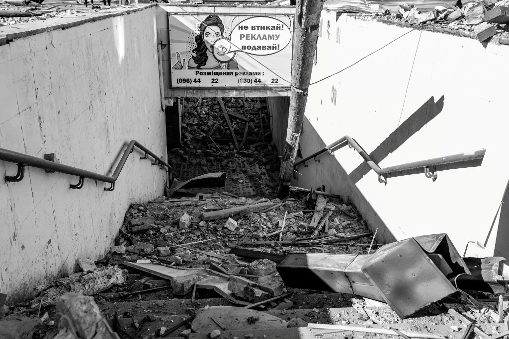 Разбитые витрины, вылетевшие окна, обваленные фасады: как выглядит Лукьяновка после обстрела 13