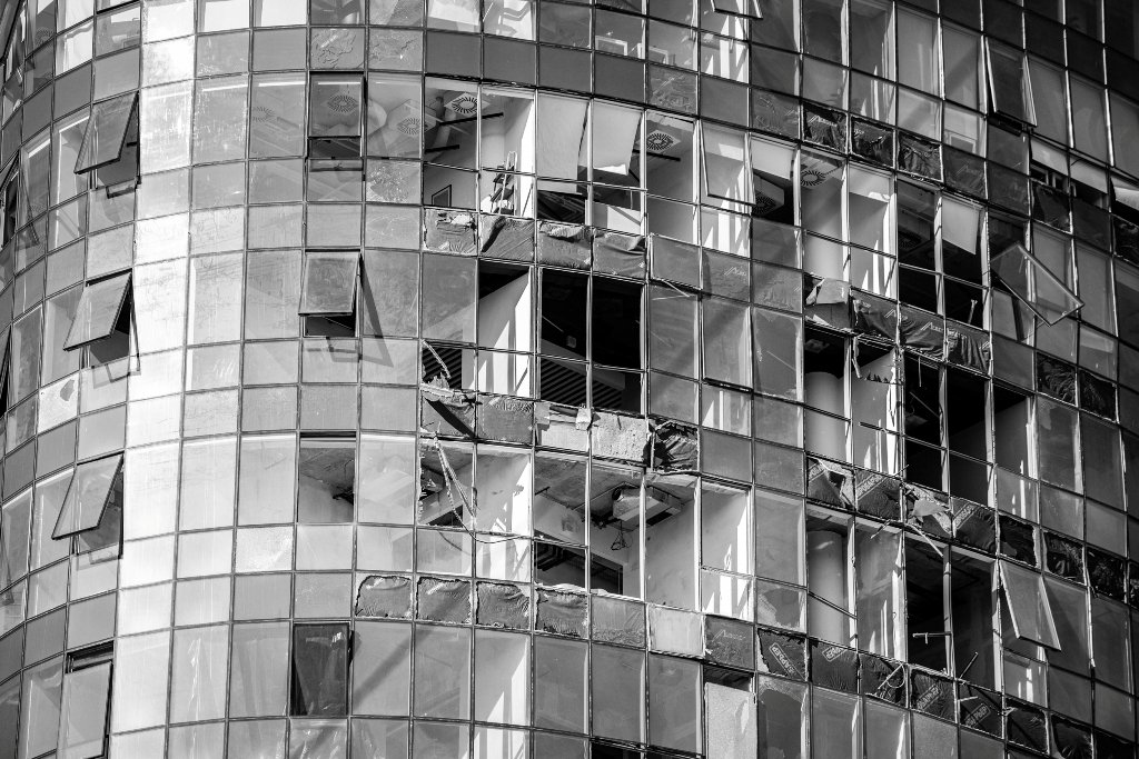 Разбитые витрины, вылетевшие окна, обваленные фасады: как выглядит Лукьяновка после обстрела 14