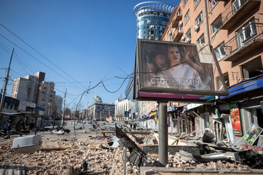 Разбитые витрины, вылетевшие окна, обваленные фасады: как выглядит Лукьяновка после обстрела 15