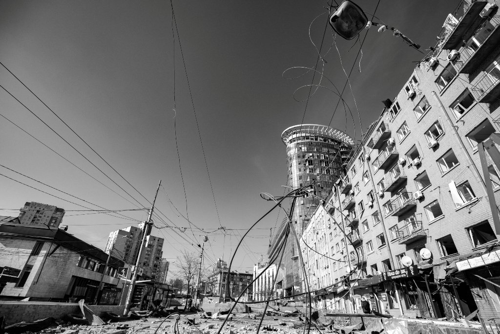 Разбитые витрины, вылетевшие окна, обваленные фасады: как выглядит Лукьяновка после обстрела 16