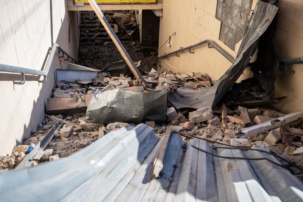 Разбитые витрины, вылетевшие окна, обваленные фасады: как выглядит Лукьяновка после обстрела 17