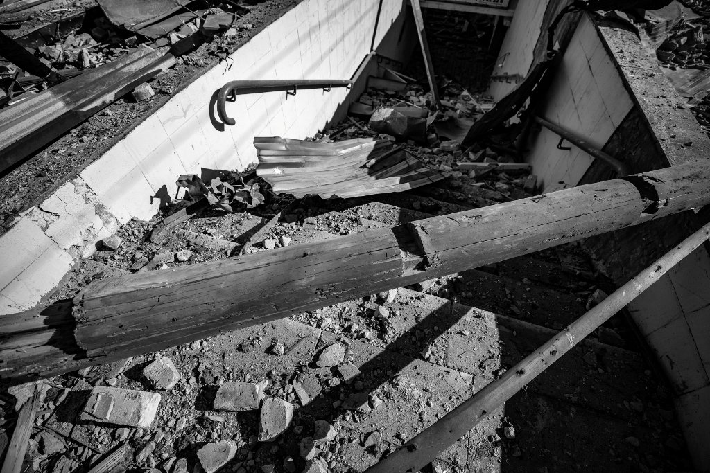 Разбитые витрины, вылетевшие окна, обваленные фасады: как выглядит Лукьяновка после обстрела 18