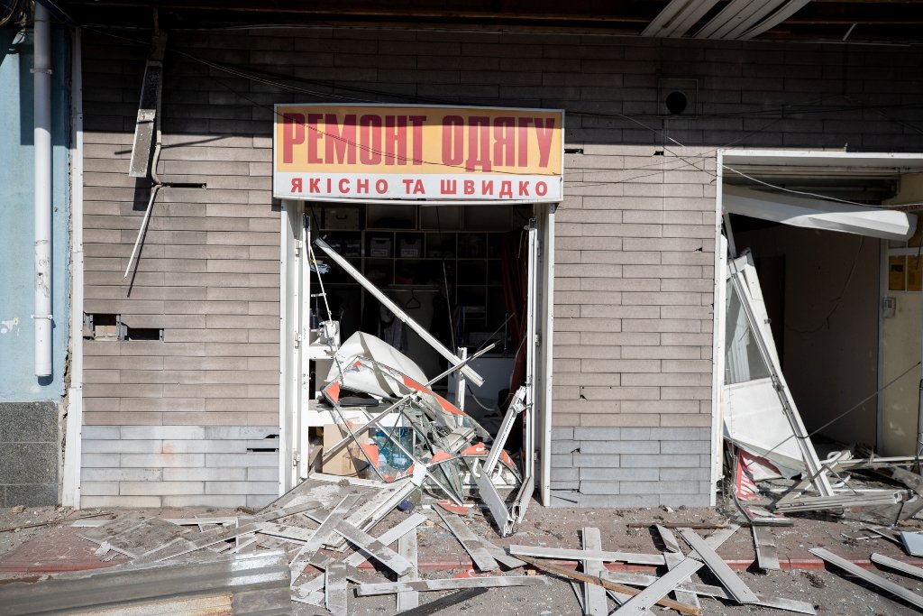 Разбитые витрины, вылетевшие окна, обваленные фасады: как выглядит Лукьяновка после обстрела 19