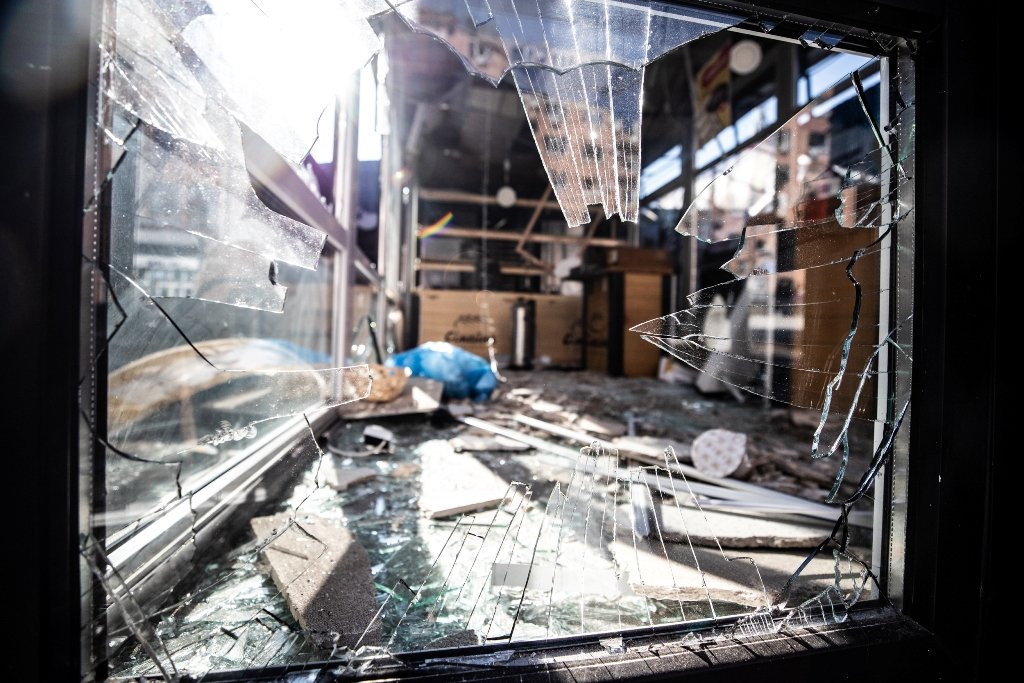 Разбитые витрины, вылетевшие окна, обваленные фасады: как выглядит Лукьяновка после обстрела 22