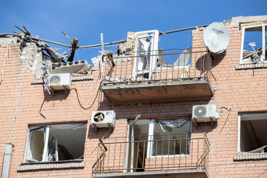 Разбитые витрины, вылетевшие окна, обваленные фасады: как выглядит Лукьяновка после обстрела 23