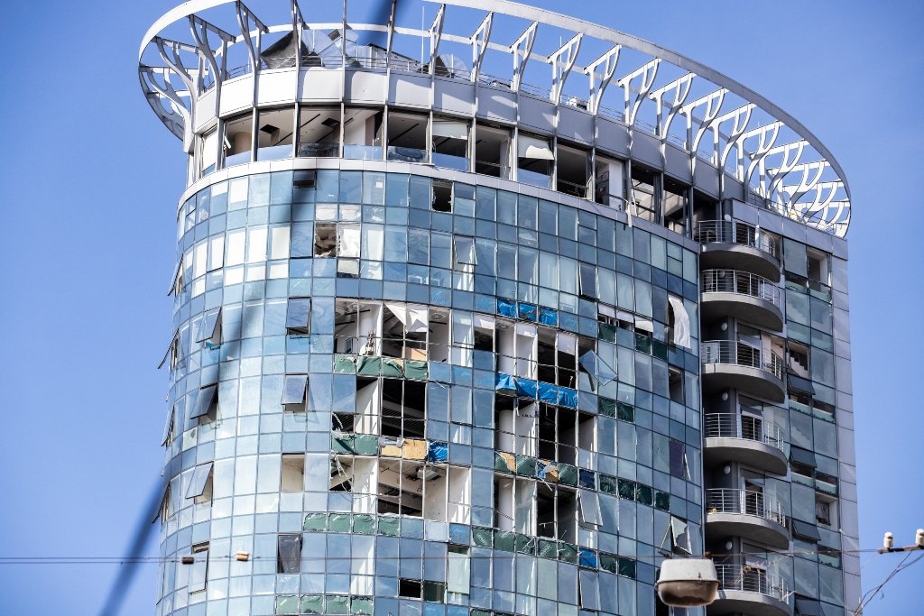 Разбитые витрины, вылетевшие окна, обваленные фасады: как выглядит Лукьяновка после обстрела 24