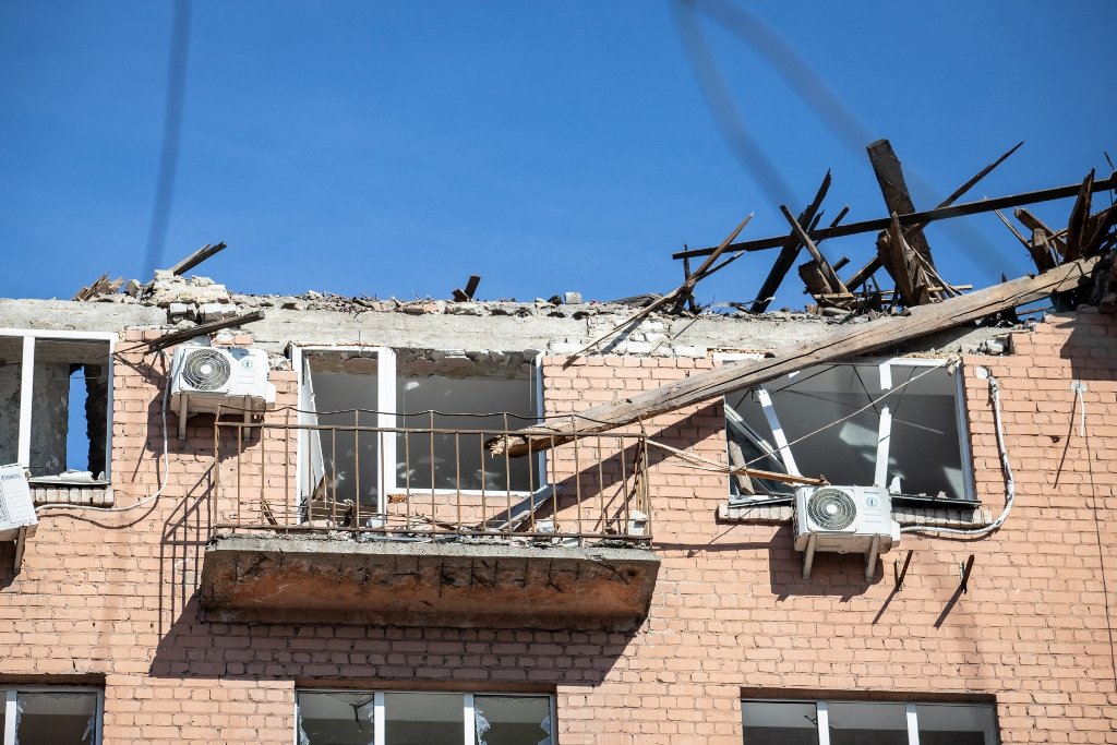 Разбитые витрины, вылетевшие окна, обваленные фасады: как выглядит Лукьяновка после обстрела 25