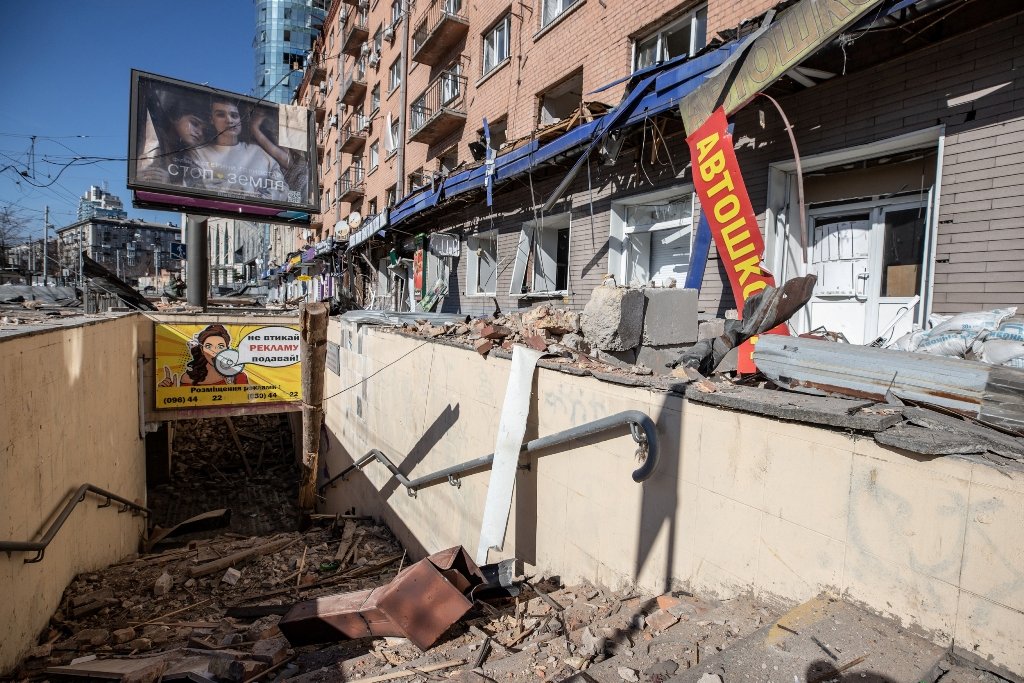 Разбитые витрины, вылетевшие окна, обваленные фасады: как выглядит Лукьяновка после обстрела 26