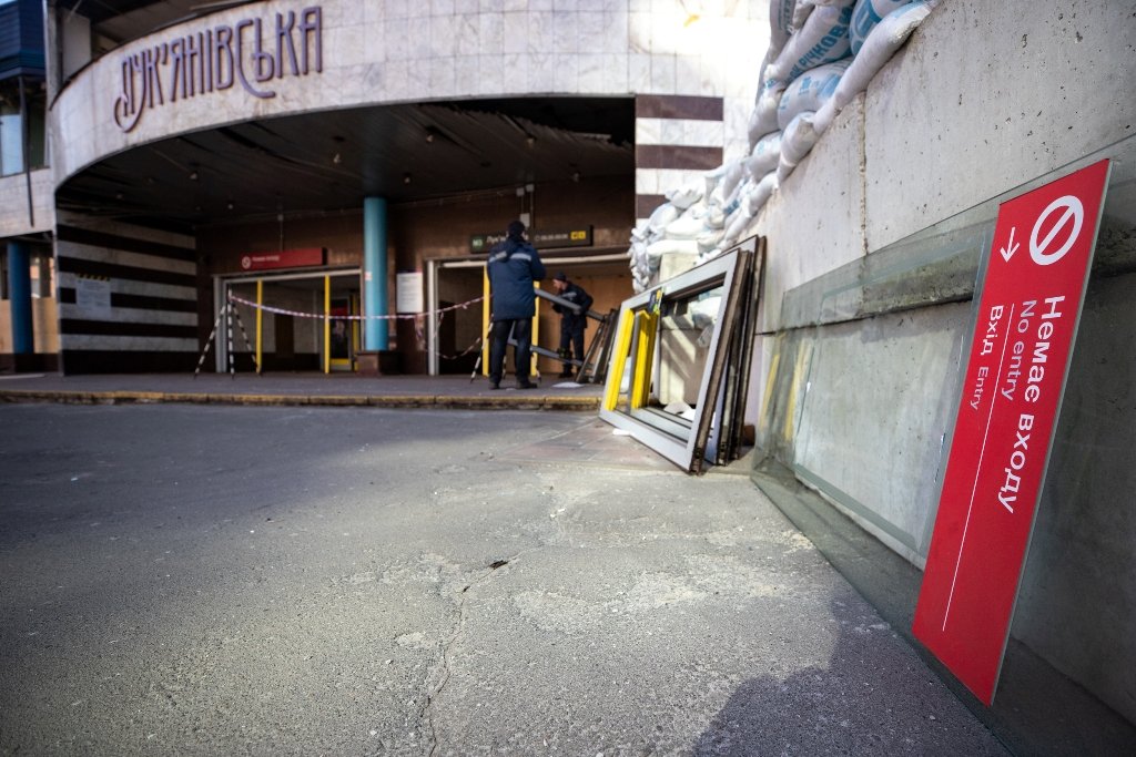 Разбитые витрины, вылетевшие окна, обваленные фасады: как выглядит Лукьяновка после обстрела 27