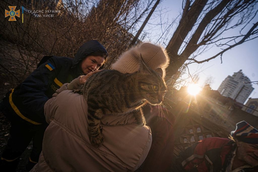 В Киеве еще один снаряд прилетел в жилую многоэтажку: поиск людей и спасательная операция продолжается 2