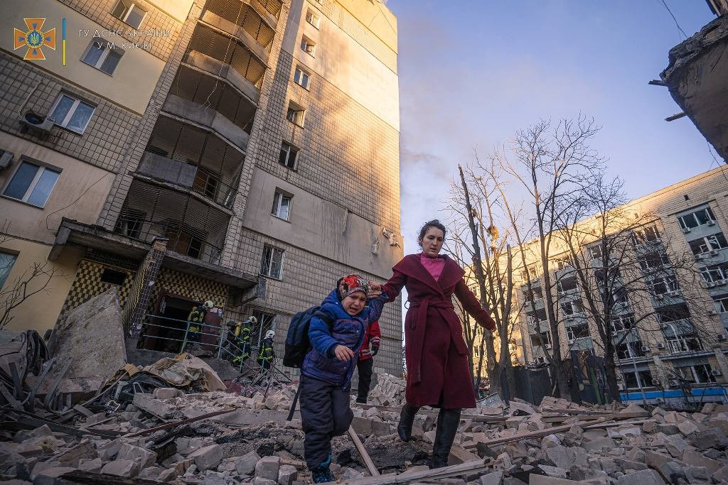 В Киеве еще один снаряд прилетел в жилую многоэтажку: поиск людей и спасательная операция продолжается 4