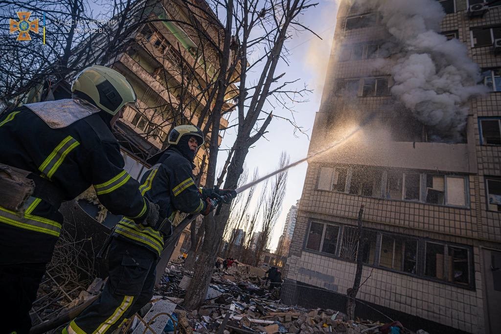 В Киеве еще один снаряд прилетел в жилую многоэтажку: поиск людей и спасательная операция продолжается 5