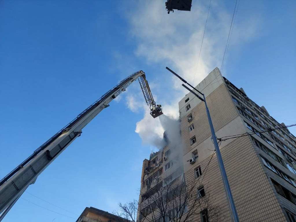 В Киеве еще один снаряд прилетел в жилую многоэтажку: поиск людей и спасательная операция продолжается 10