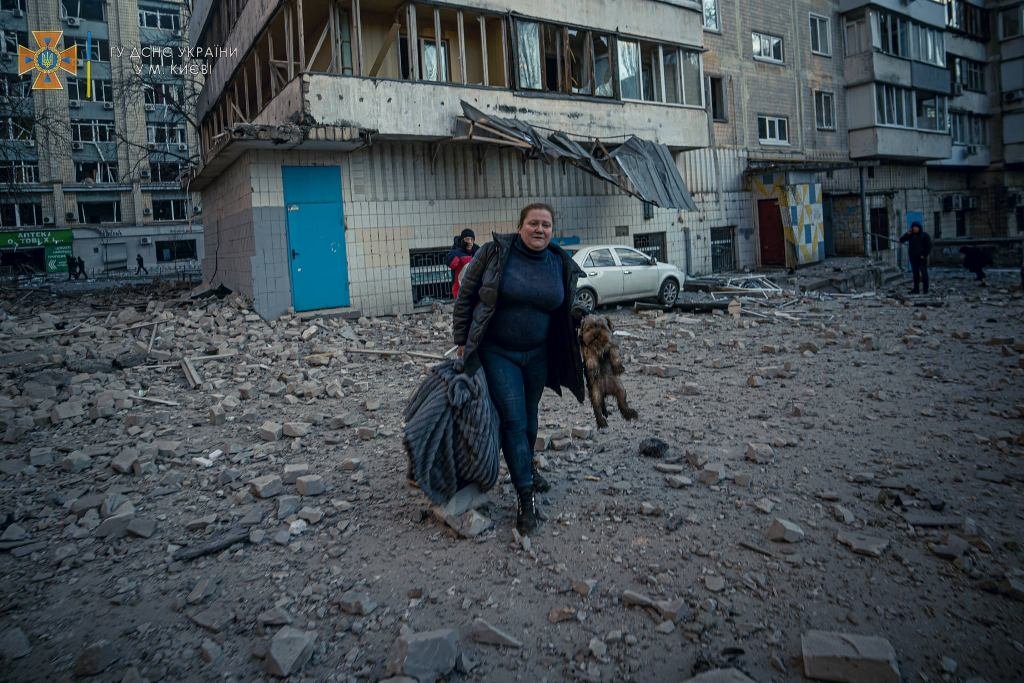 В Киеве еще один снаряд прилетел в жилую многоэтажку: поиск людей и спасательная операция продолжается 11