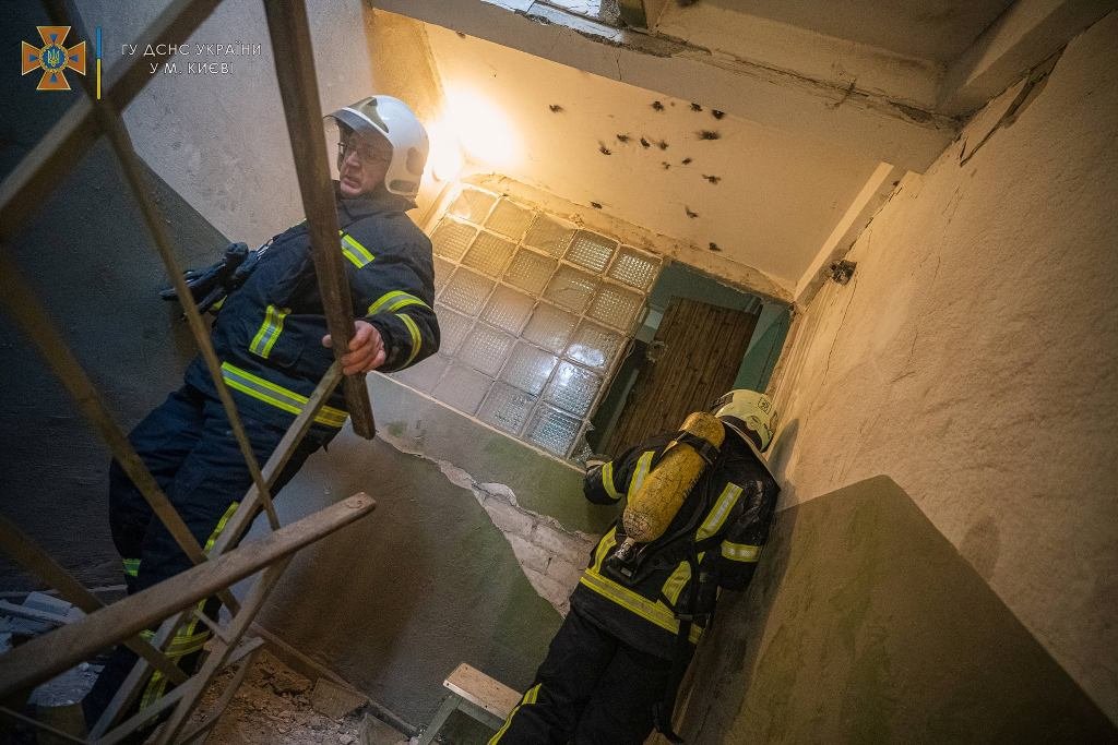 В Киеве еще один снаряд прилетел в жилую многоэтажку: поиск людей и спасательная операция продолжается 12