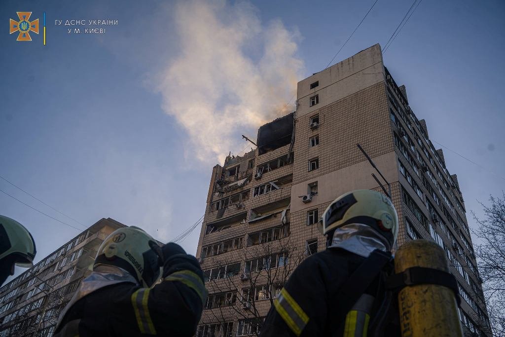 В Киеве еще один снаряд прилетел в жилую многоэтажку: поиск людей и спасательная операция продолжается 13