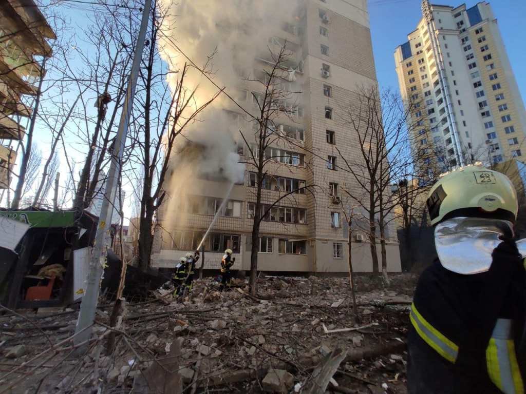 В Киеве еще один снаряд прилетел в жилую многоэтажку: поиск людей и спасательная операция продолжается 15