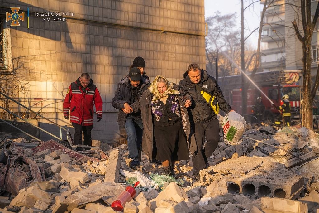 В Киеве еще один снаряд прилетел в жилую многоэтажку: поиск людей и спасательная операция продолжается 18