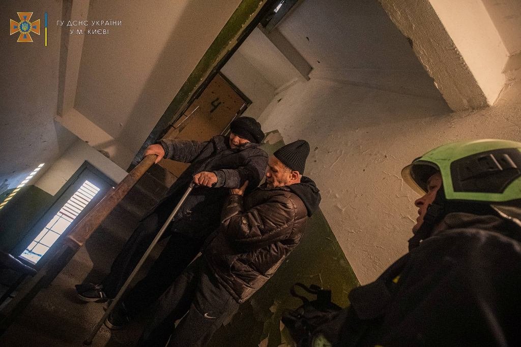 В Киеве еще один снаряд прилетел в жилую многоэтажку: поиск людей и спасательная операция продолжается 20
