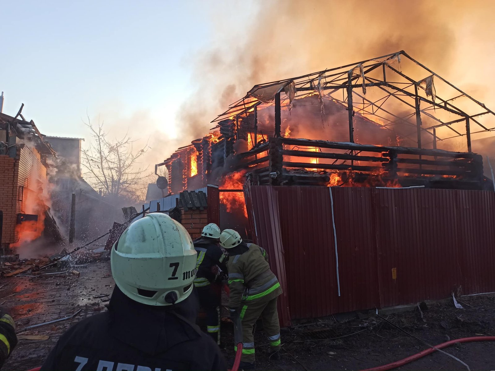 В Киеве снова обстреляли город: сгорели частные дома в Подольском районе 2