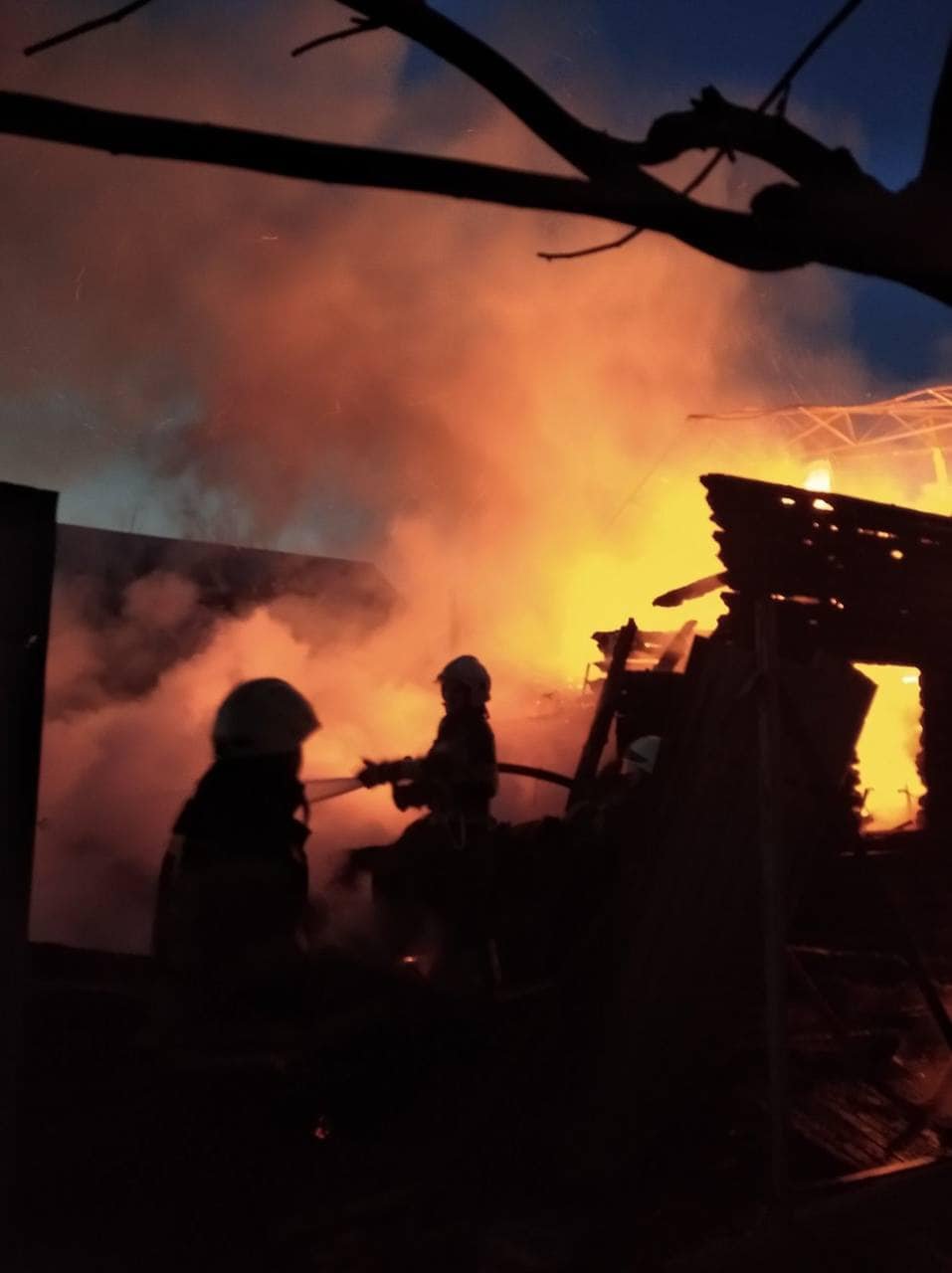 В Киеве снова обстреляли город: сгорели частные дома в Подольском районе 3