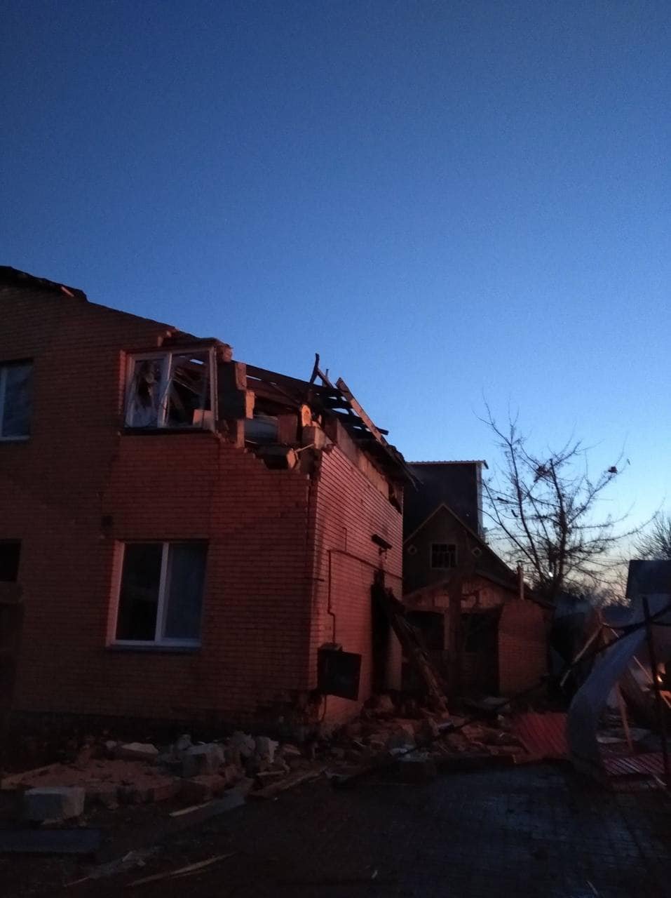 В Киеве снова обстреляли город: сгорели частные дома в Подольском районе 5