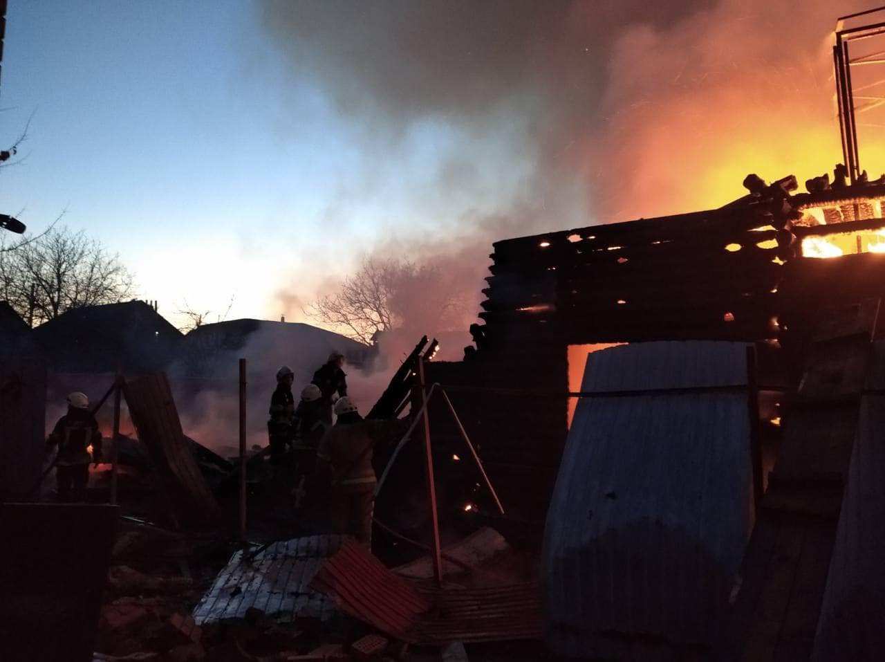 В Киеве снова обстреляли город: сгорели частные дома в Подольском районе 6