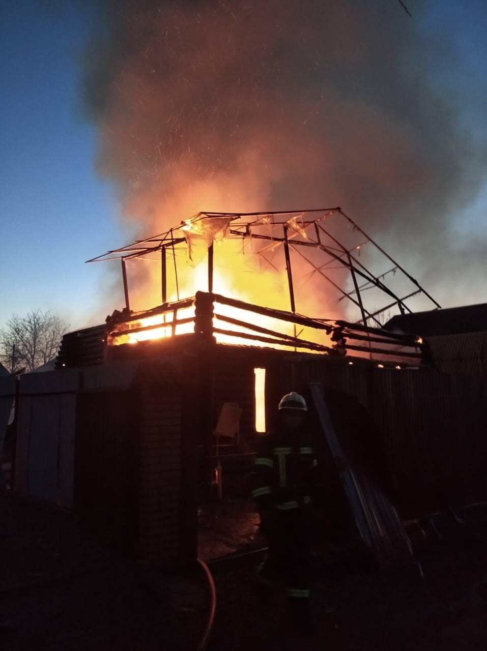 В Киеве снова обстреляли город: сгорели частные дома в Подольском районе 7