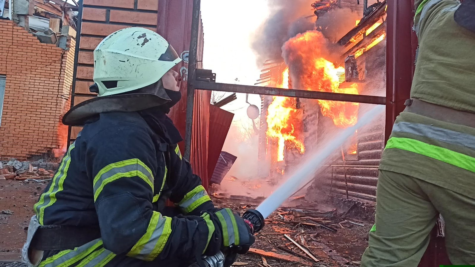 В Киеве снова обстреляли город: сгорели частные дома в Подольском районе 8