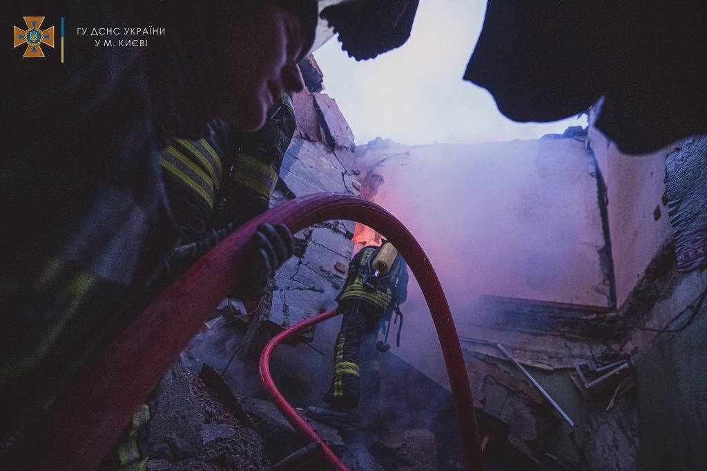 В Киеве от обстрела пострадали две жилые многоэтажки в Дарницком районе: фото и видео с места трагедии 1