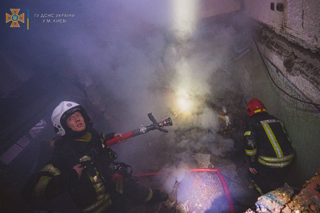 В Киеве от обстрела пострадали две жилые многоэтажки в Дарницком районе: фото и видео с места трагедии 2