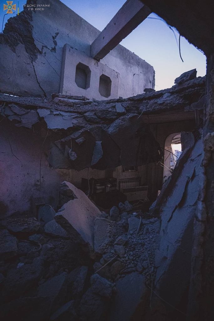 В Киеве от обстрела пострадали две жилые многоэтажки в Дарницком районе: фото и видео с места трагедии 3