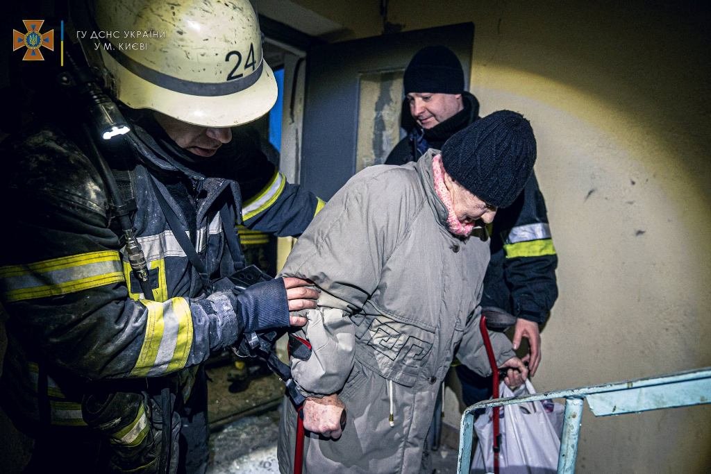 В Киеве от обстрела пострадали две жилые многоэтажки в Дарницком районе: фото и видео с места трагедии 7