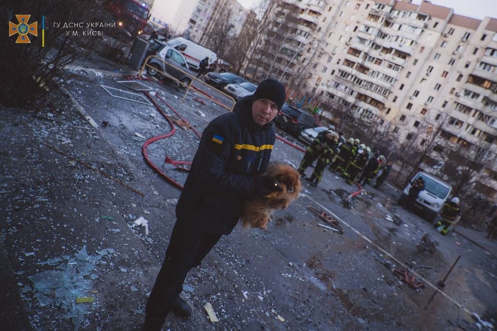 В Киеве от обстрела пострадали две жилые многоэтажки в Дарницком районе: фото и видео с места трагедии 10