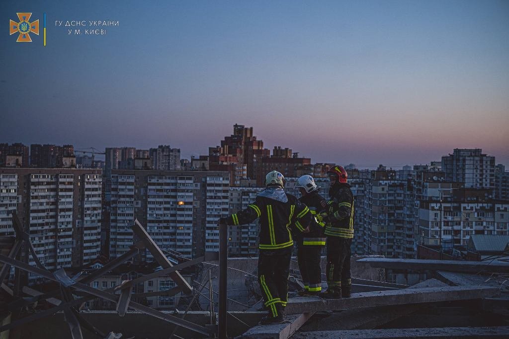 В Киеве от обстрела пострадали две жилые многоэтажки в Дарницком районе: фото и видео с места трагедии 11