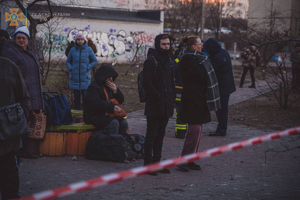 В Киеве от обстрела пострадали две жилые многоэтажки в Дарницком районе: фото и видео с места трагедии 14