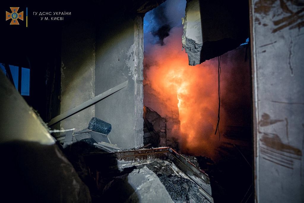 В Киеве от обстрела пострадали две жилые многоэтажки в Дарницком районе: фото и видео с места трагедии 15
