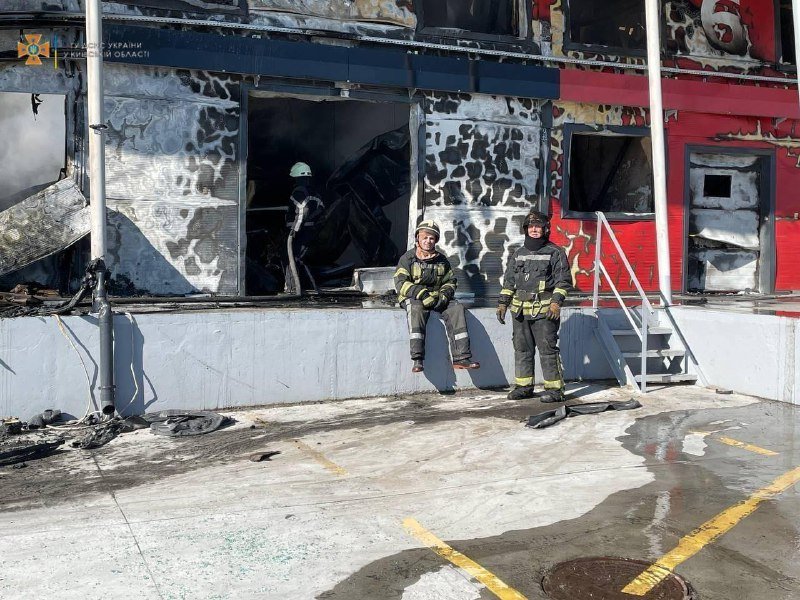 Оккупанты обстреляли жилые дома в Новых Петровцах под Вышгородом: загорелось предприятие 1