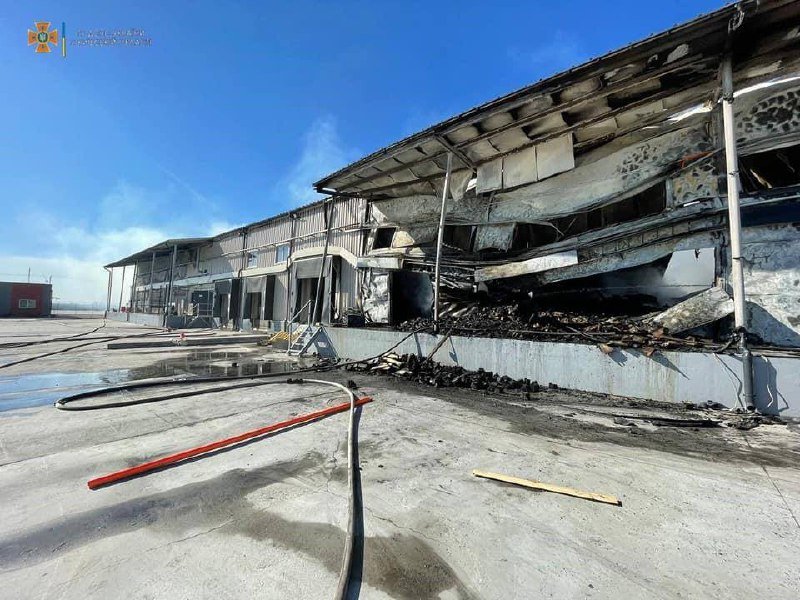Оккупанты обстреляли жилые дома в Новых Петровцах под Вышгородом: загорелось предприятие 2