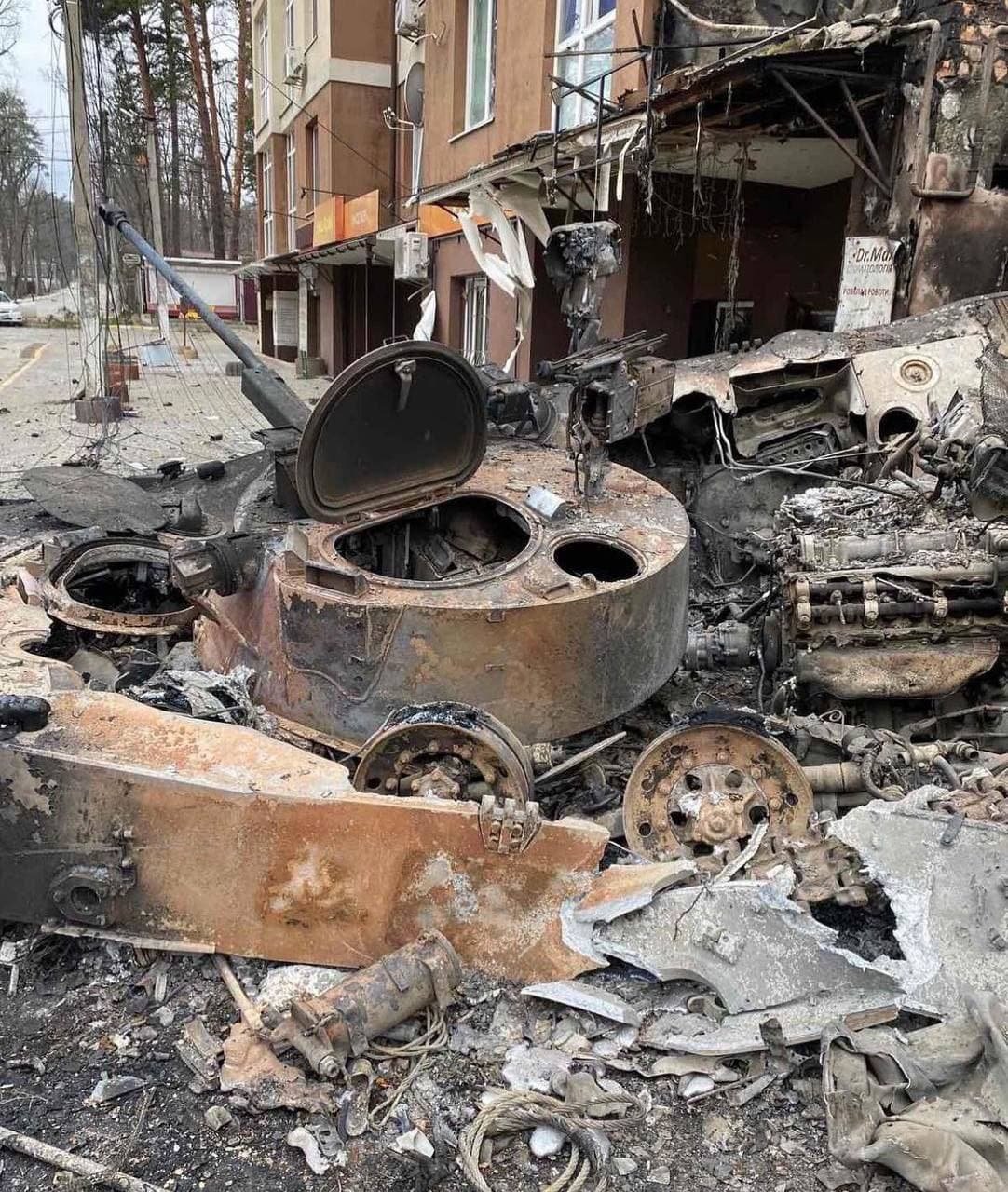 Как выглядит Ирпень за 22 дня войны: видео и фото улиц и домов после обстрелов 25