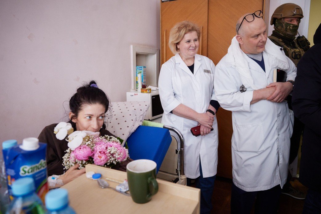 Зеленский проведал в больнице жителей Киевской области, раненых в результате вражеских обстрелов 1