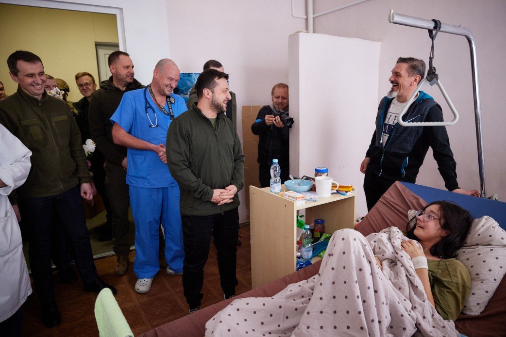 Зеленский проведал в больнице жителей Киевской области, раненых в результате вражеских обстрелов 2