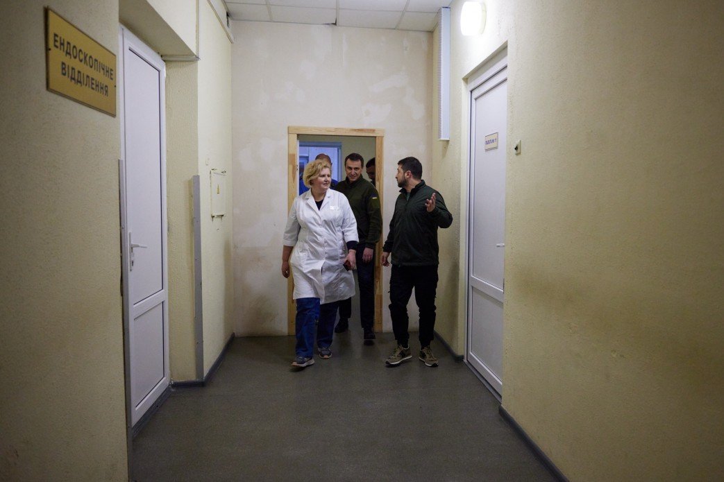 Зеленский проведал в больнице жителей Киевской области, раненых в результате вражеских обстрелов 3