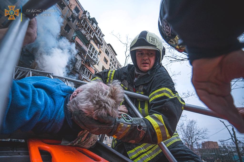 Они первыми спасают украинцев там, где падают ракеты оккупанта: спасибо ГСЧС 1