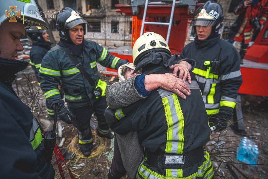 Они первыми спасают украинцев там, где падают ракеты оккупанта: спасибо ГСЧС 2