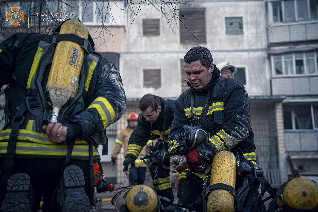 Они первыми спасают украинцев там, где падают ракеты оккупанта: спасибо ГСЧС 3