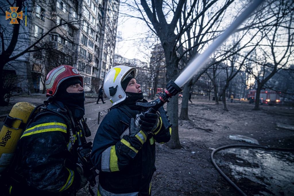 Они первыми спасают украинцев там, где падают ракеты оккупанта: спасибо ГСЧС 4