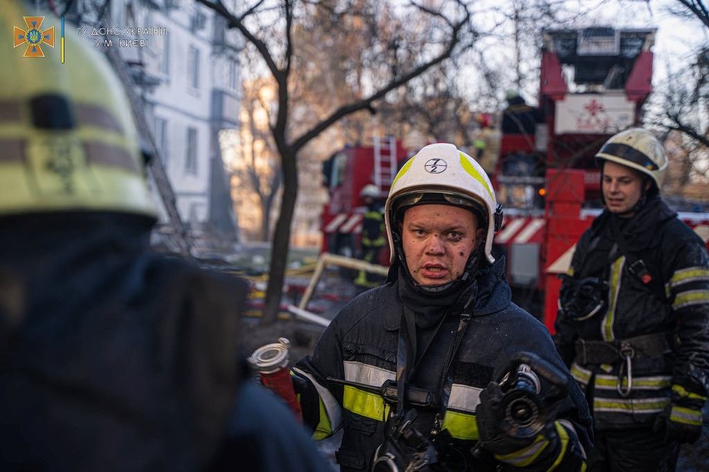 Они первыми спасают украинцев там, где падают ракеты оккупанта: спасибо ГСЧС 5