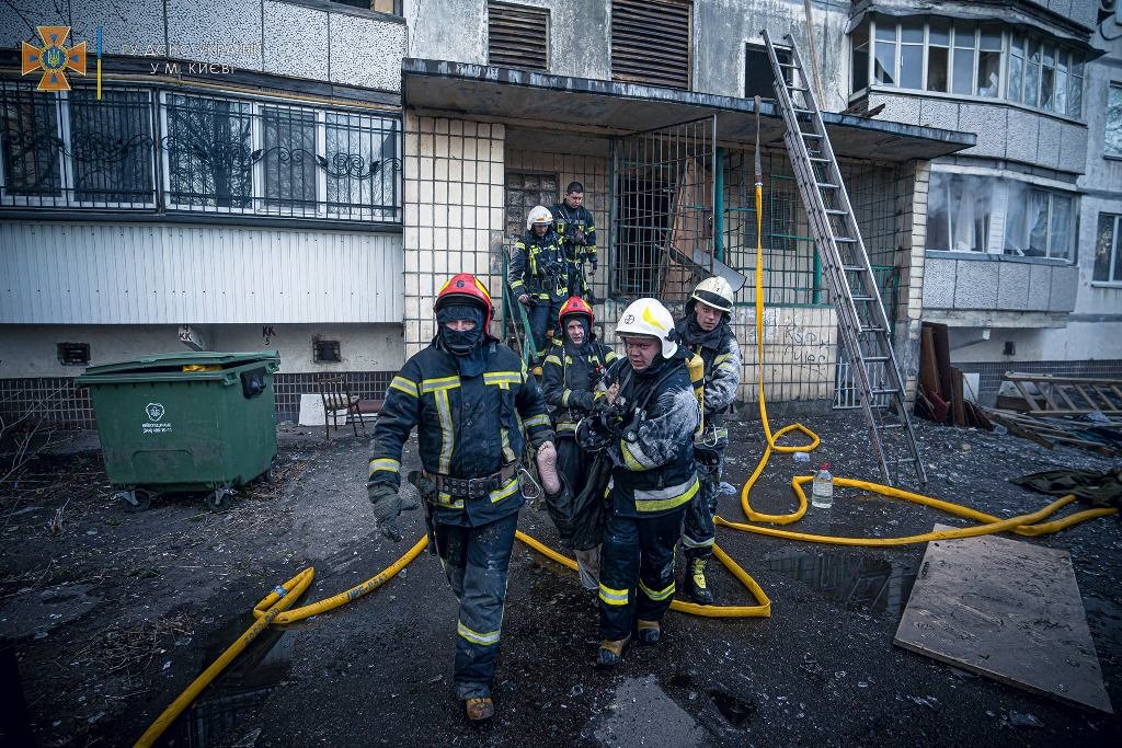Они первыми спасают украинцев там, где падают ракеты оккупанта: спасибо ГСЧС 6